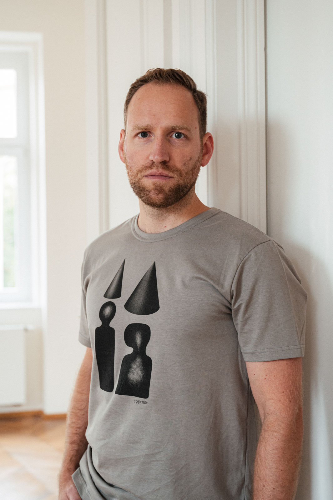 men t-shirt Heads sand