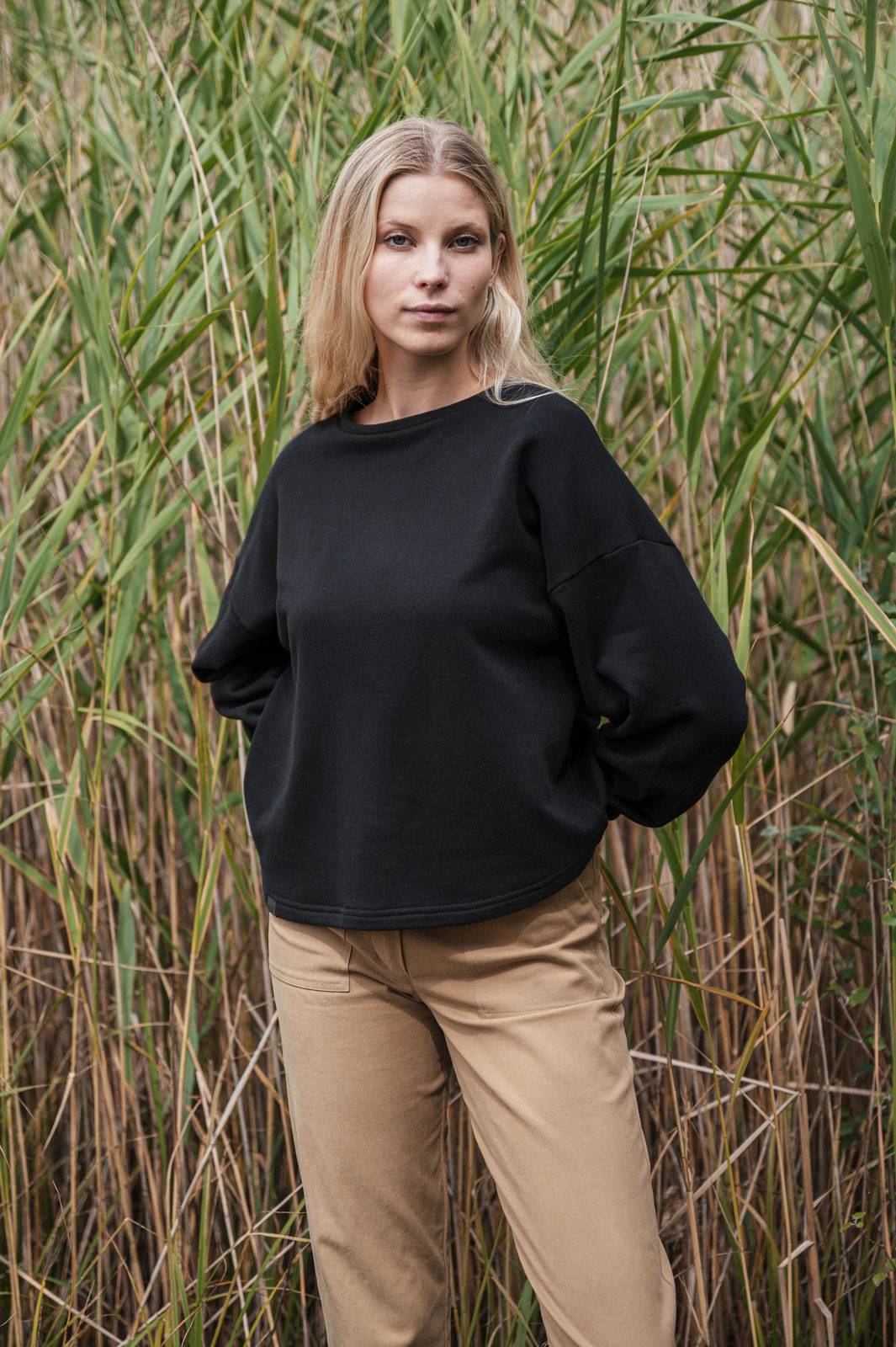 sweatshirt and sweathers Saga black