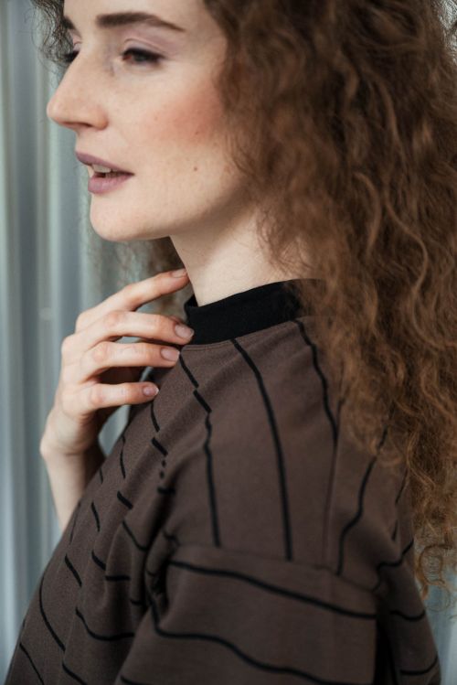 Tri�ka Lara chocco/black stripe